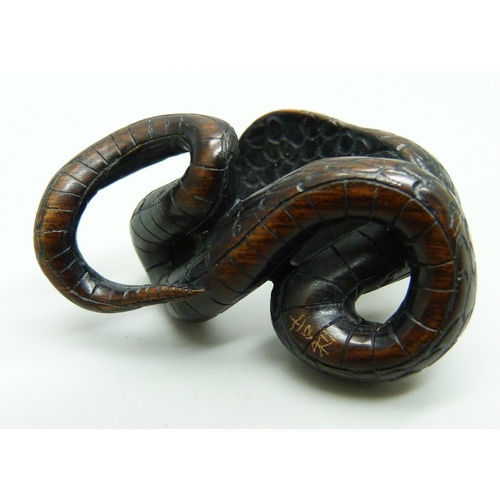 804 - A snake netsuke, signed to base, 4.8cm long