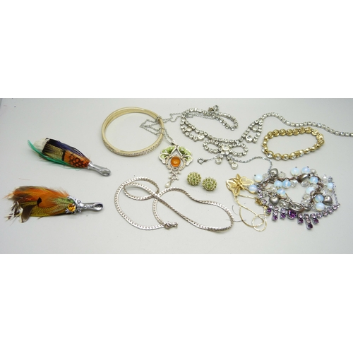 820 - A collection of costume jewellery including 1940s paste jewellery