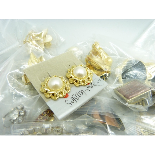 826 - Sixty pairs of clip on earrings