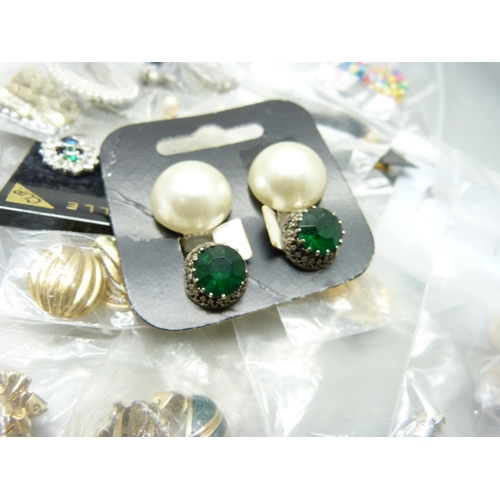 826 - Sixty pairs of clip on earrings