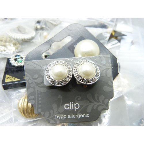 826 - Sixty pairs of clip on earrings