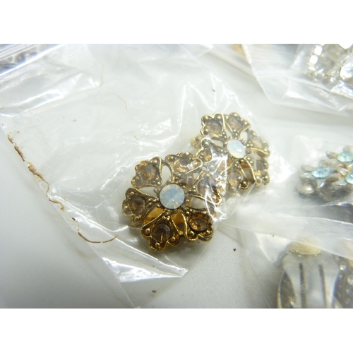 826 - Sixty pairs of clip on earrings