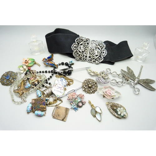 827 - A collection of costume jewellery