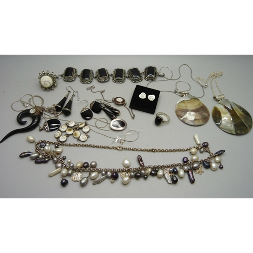 828 - A collection of silver jewellery including a necklace with pearl drops, two shell pendants on chains... 