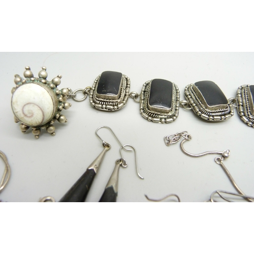 828 - A collection of silver jewellery including a necklace with pearl drops, two shell pendants on chains... 