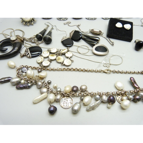 828 - A collection of silver jewellery including a necklace with pearl drops, two shell pendants on chains... 