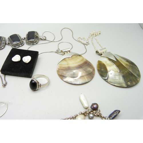 828 - A collection of silver jewellery including a necklace with pearl drops, two shell pendants on chains... 