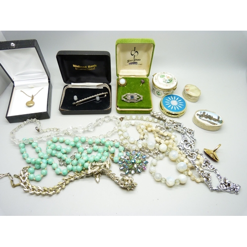 842 - Vintage jewellery and pill boxes