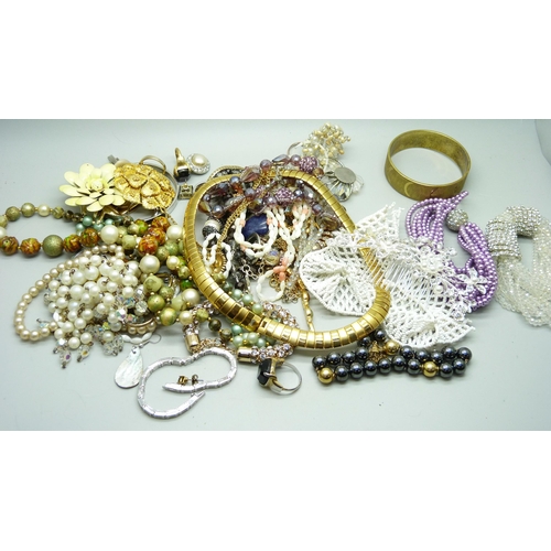 844 - A collection of costume jewellery