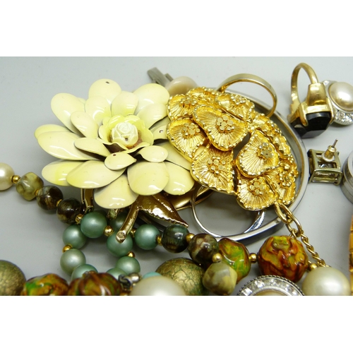 844 - A collection of costume jewellery