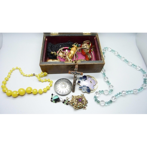 845 - Vintage costume jewellery in a jewellery box