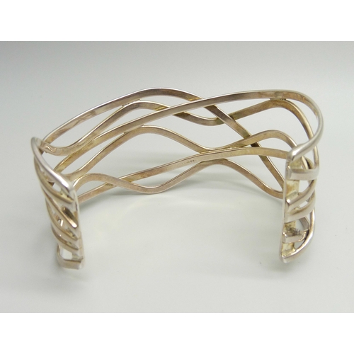 884 - A Tianguis Jackson designer silver bangle, boxed, 36g