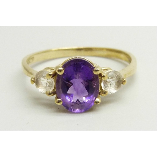 895 - A 9ct gold ring set with a central amethyst and two white spinel, 2.8g, U