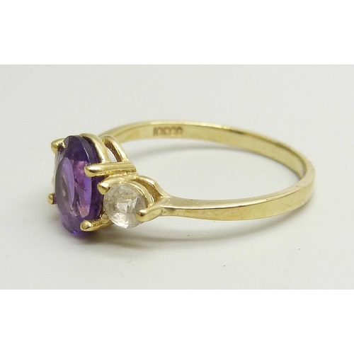 895 - A 9ct gold ring set with a central amethyst and two white spinel, 2.8g, U