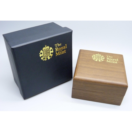 911 - The Royal Mint, a George III gold Guinea 1774, boxed with certificate