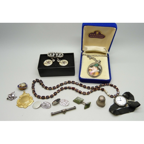 922 - A garnet necklace, a pair of silver cufflinks, a silver cased wristwatch, a silver fox bar brooch, e... 