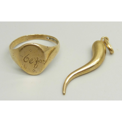 941 - A 9ct gold signet ring, X, and a 9ct gold pendant, 6.7g total weight