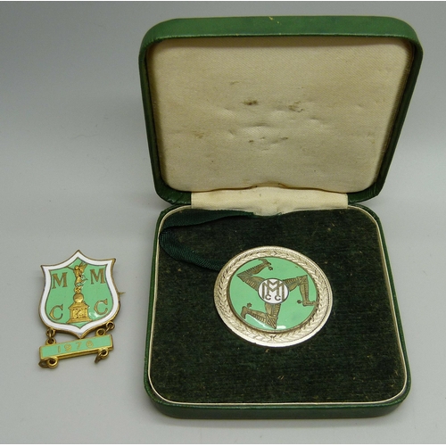 945 - A Manx Grand Prix medallion for completion of the course, cased, together with a badge for qualifica... 