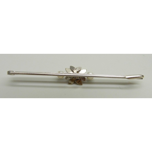 949 - A 9ct white gold bar brooch set with three cultured pearls, 5cm, cased, 1.6g