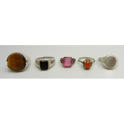 952 - Four silver rings and a white metal ring with pink stone, a/f, 28g