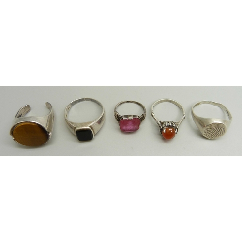 952 - Four silver rings and a white metal ring with pink stone, a/f, 28g