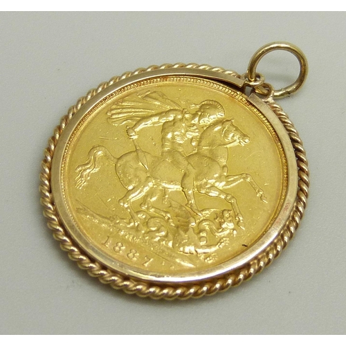 955 - An 1887 full sovereign in a yellow metal pendant mount, 9.4g