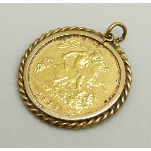 956 - A 1982 half sovereign in a 9ct gold pendant mount, 5.2g