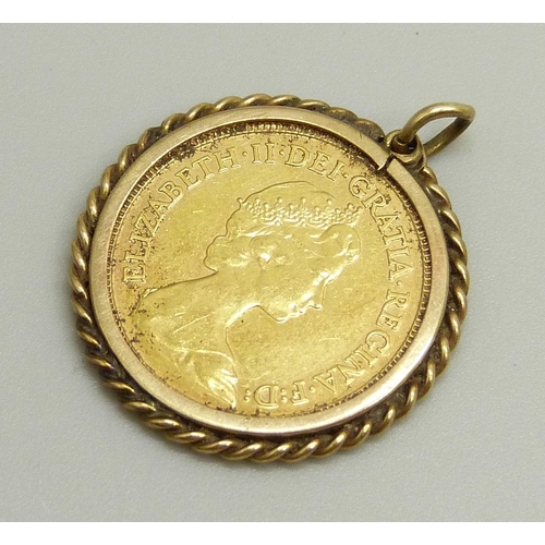 956 - A 1982 half sovereign in a 9ct gold pendant mount, 5.2g