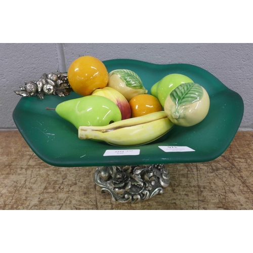 971 - A fruit bowl containing ceramic models of fruit **PLEASE NOTE THIS LOT IS NOT ELIGIBLE FOR IN-HOUSE ... 