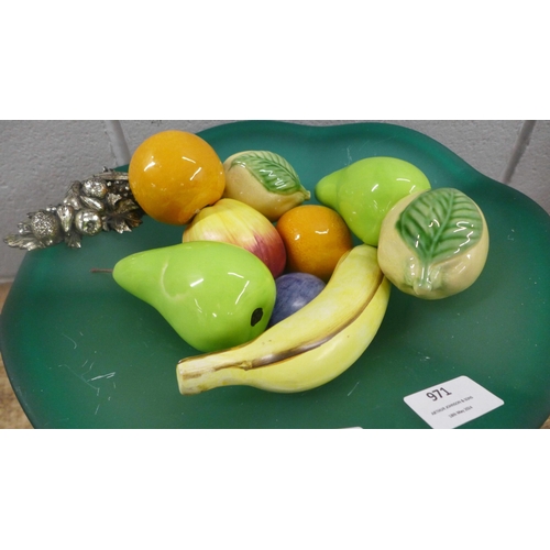 971 - A fruit bowl containing ceramic models of fruit **PLEASE NOTE THIS LOT IS NOT ELIGIBLE FOR IN-HOUSE ... 