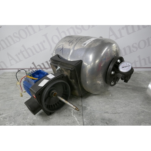 2385 - A Clarke CBM25055 230 booster water pump (7800) * this lot is subject to VAT - sold as scrap