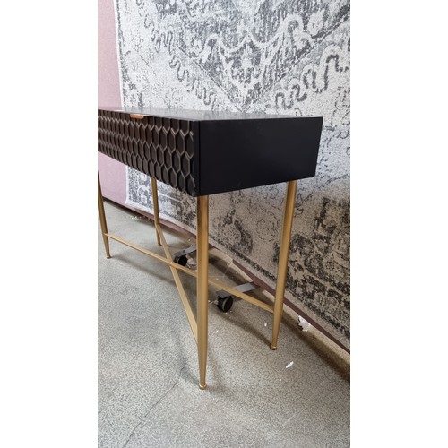 1568 - A black console table with gold legs