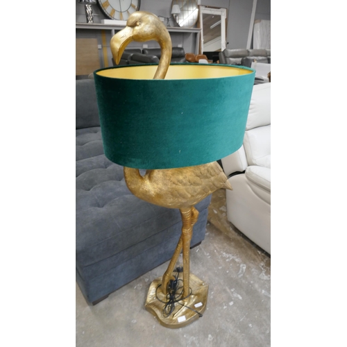 1434 - A gold floor standing lamp in the form of a flamingo