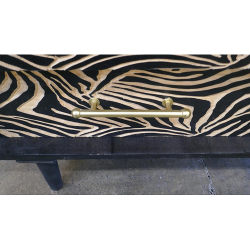 1468 - A six drawer chest with zebra design