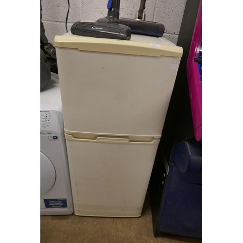 2155 - A Currys Essentials C50TW11 60/40 free standing fridge freezer