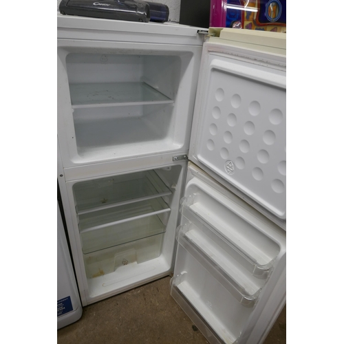 2155 - A Currys Essentials C50TW11 60/40 free standing fridge freezer