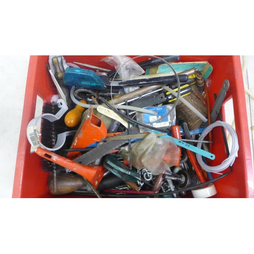 2018 - A box of assorted tools including screwdrivers, tubing bender, wire stripper and cutter, saw blades,... 