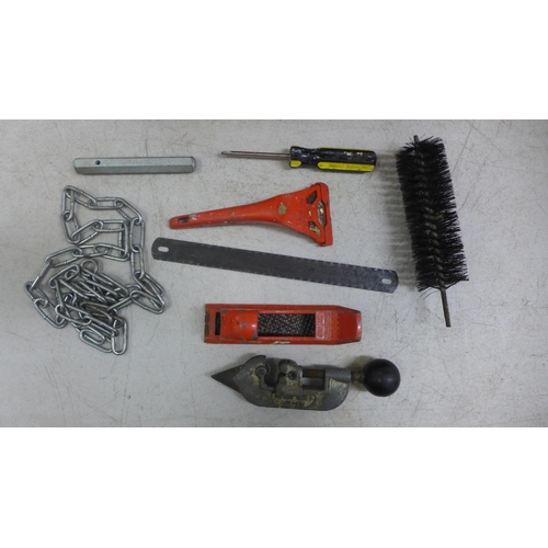 2018 - A box of assorted tools including screwdrivers, tubing bender, wire stripper and cutter, saw blades,... 