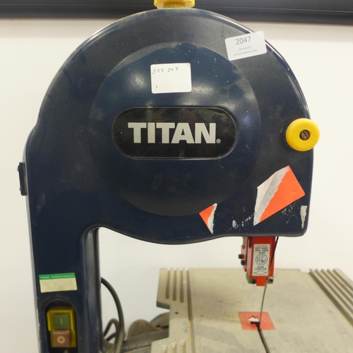 2047 - A Titan SF8R 230v 350w band saw