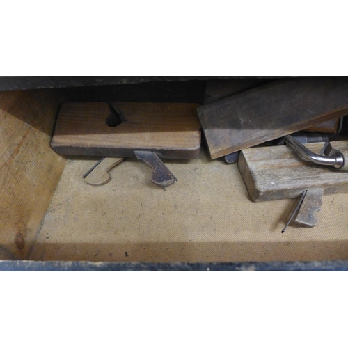 2049 - A vintage joiner's tool box with quantity of tools including Stanley no. 78 plane, the Boston plane,... 