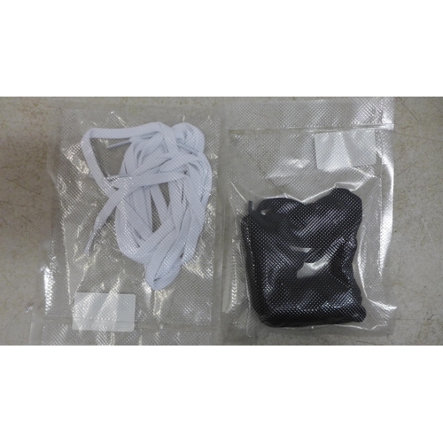 2076 - 40 Pairs of shoe laces, 20 white and 20 black