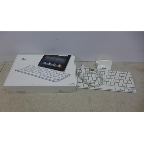 2101 - An Apple ipad keyboard dock