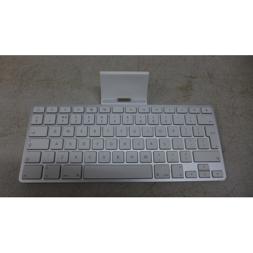 2101 - An Apple ipad keyboard dock