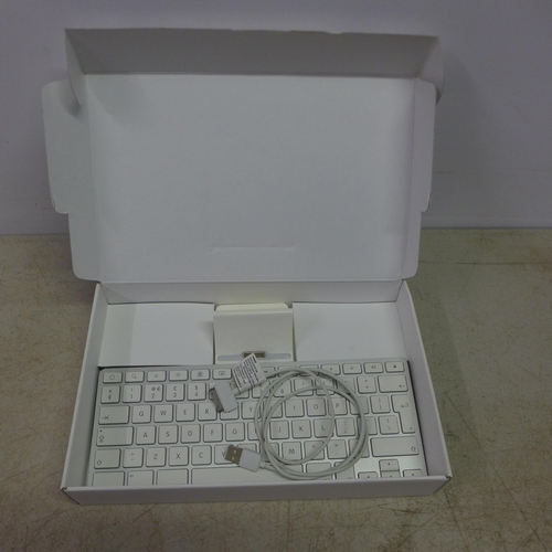 2101 - An Apple ipad keyboard dock