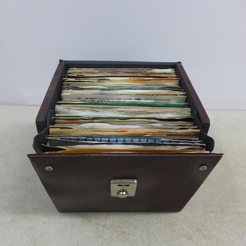 2117 - A box of approx. 73 singles including The Hollies, Bucks Fizz, Peggy Lee, Roy Orbison, etc.