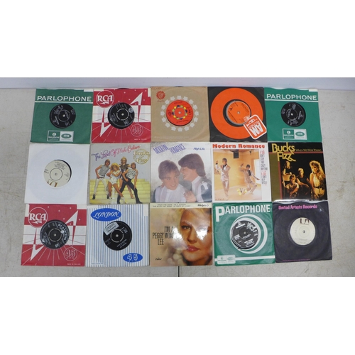 2117 - A box of approx. 73 singles including The Hollies, Bucks Fizz, Peggy Lee, Roy Orbison, etc.