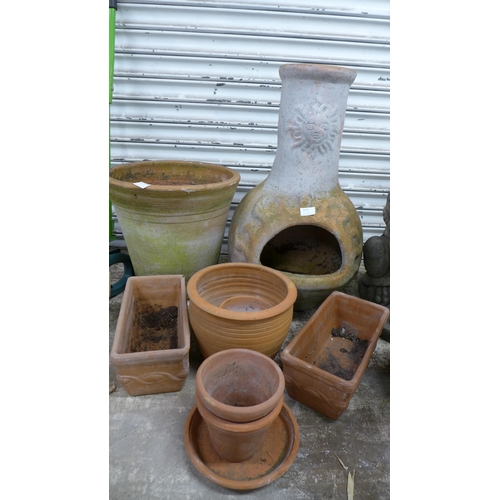 2205 - 5 Terracotta plant pots and a terracotta chiminea