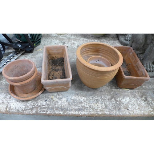 2205 - 5 Terracotta plant pots and a terracotta chiminea