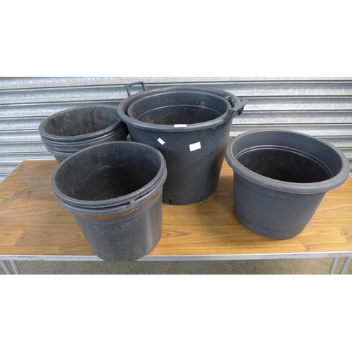 2217 - 10 Large plastic plant pots