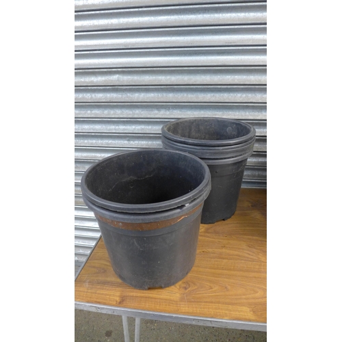 2217 - 10 Large plastic plant pots